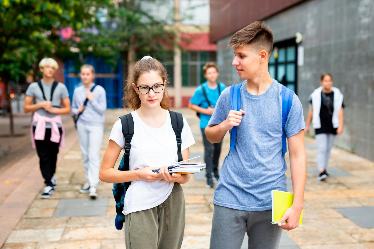 Laaja puolikuva. Laajassa puolikuvassa ihmiset on yleensä katkaistu reisien tai lantion seudulta.